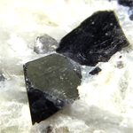 スピネル(Spinel)/カルサイト(Calcite)
