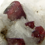 スピネル(Spinel)/カルサイト(Calcite)