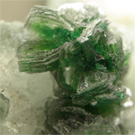 フックサイト(Fuchsite)/クォーツ(Quartz)
