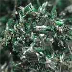 ブロシャンタイト(Brochantite)/カルコパイライト(Chalcopyrite)