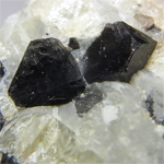 スピネル(Spinel)/カルサイト(Calcite)